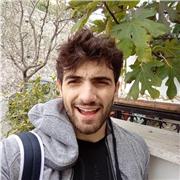 Laureando in medicina e chirurgia alla Sapienza nato e cresciuto a Roma impartisce lezioni di materie scientifiche basato su un approccio pragmatico che si fonda su l'esecuzione di esercizi e la loro risoluzione